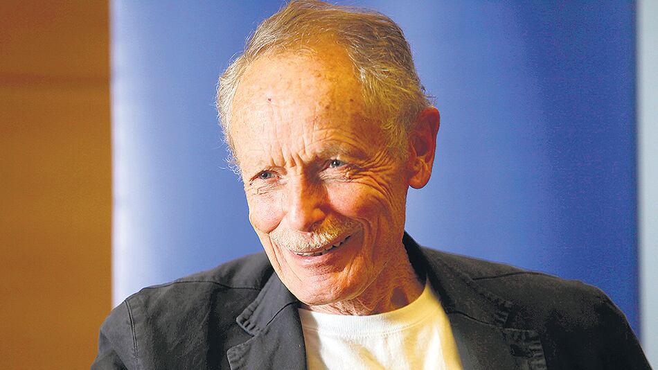 “La cultura es lo que leo. Lo que escribo tiene que ver con lo que hago para mantenerme acompañado por la historia”, dice De Luca.