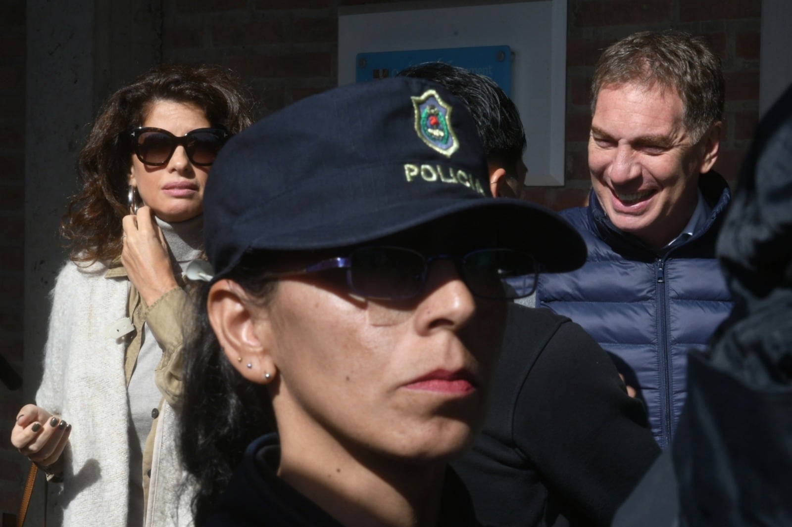 DIego Santilli junto a su esposa, Analía Maiorana, en la escuela de Tigre donde votó