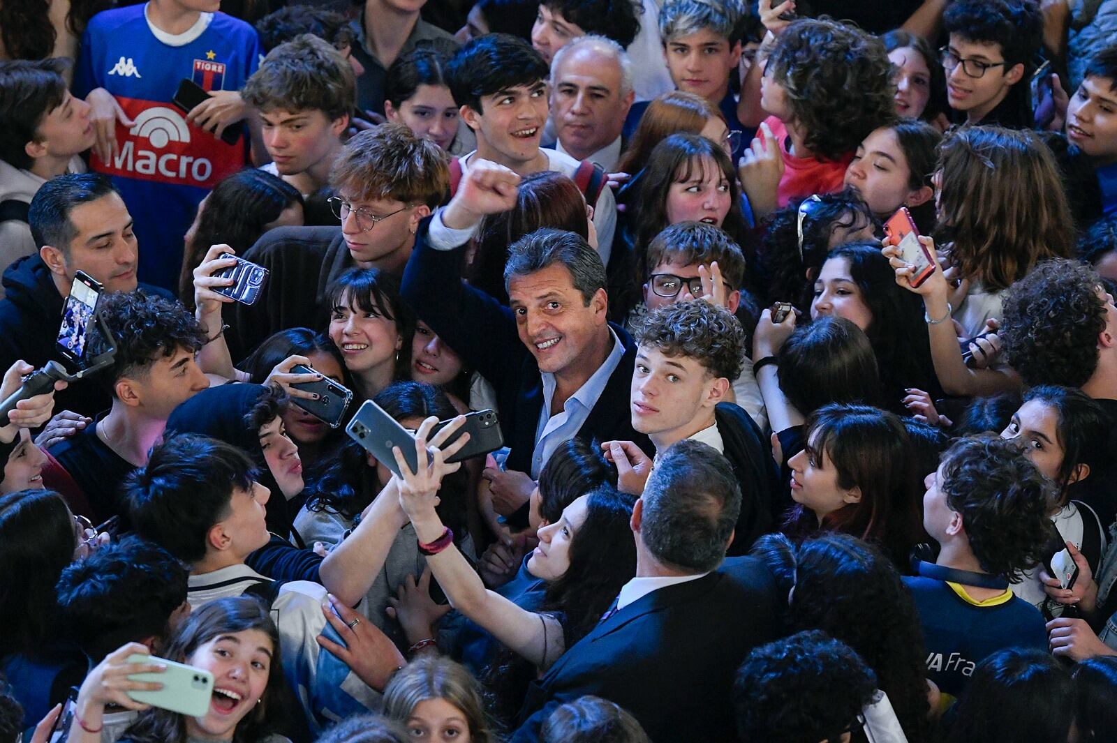 Los estudiantes del CNBA rebasaron la capacidad del aula magna para el encuentro con Massa.