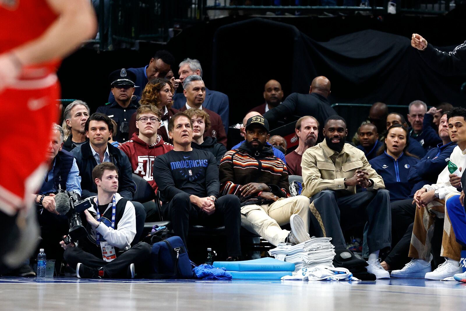 Mark Cuban, dueño de los Mavericks, junto a Kyrie Irving (27 puntos por partido) y Tim Hardaway (14,4) vestidos de civil contra los Bulls