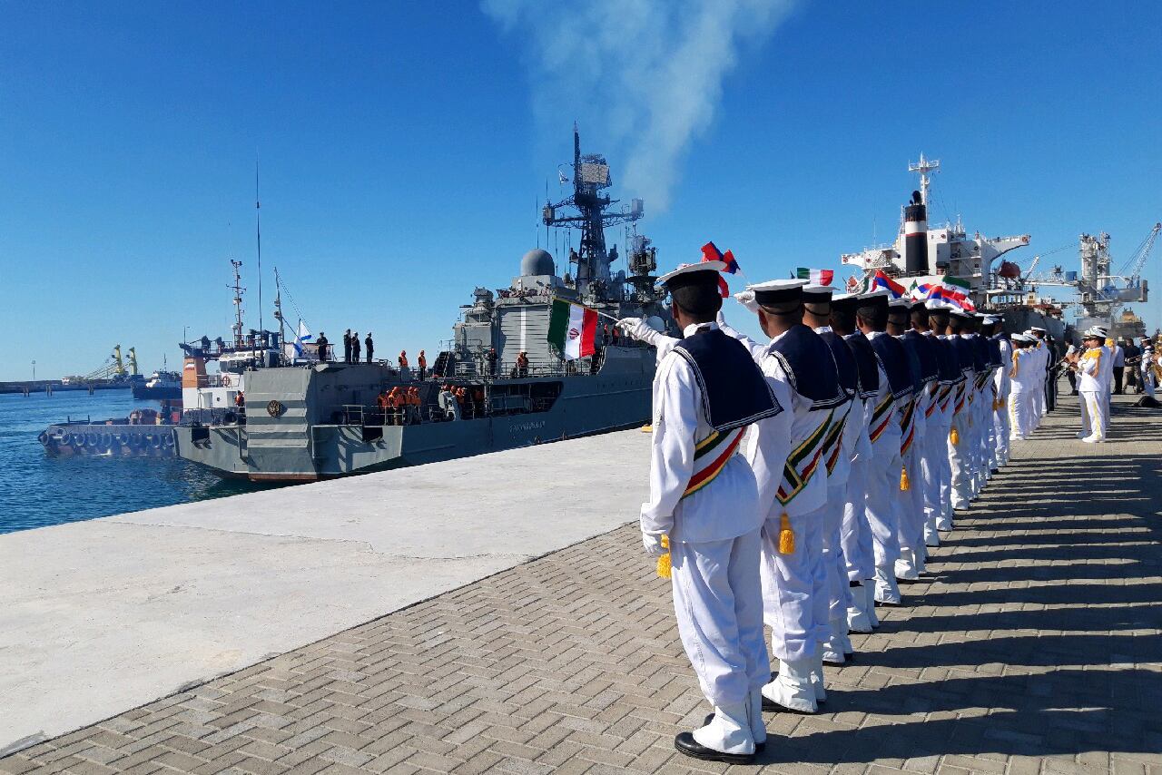 Marineros iraníes saludan a un barco ruso durante las maniobras Chabahar, golfo de Omán.