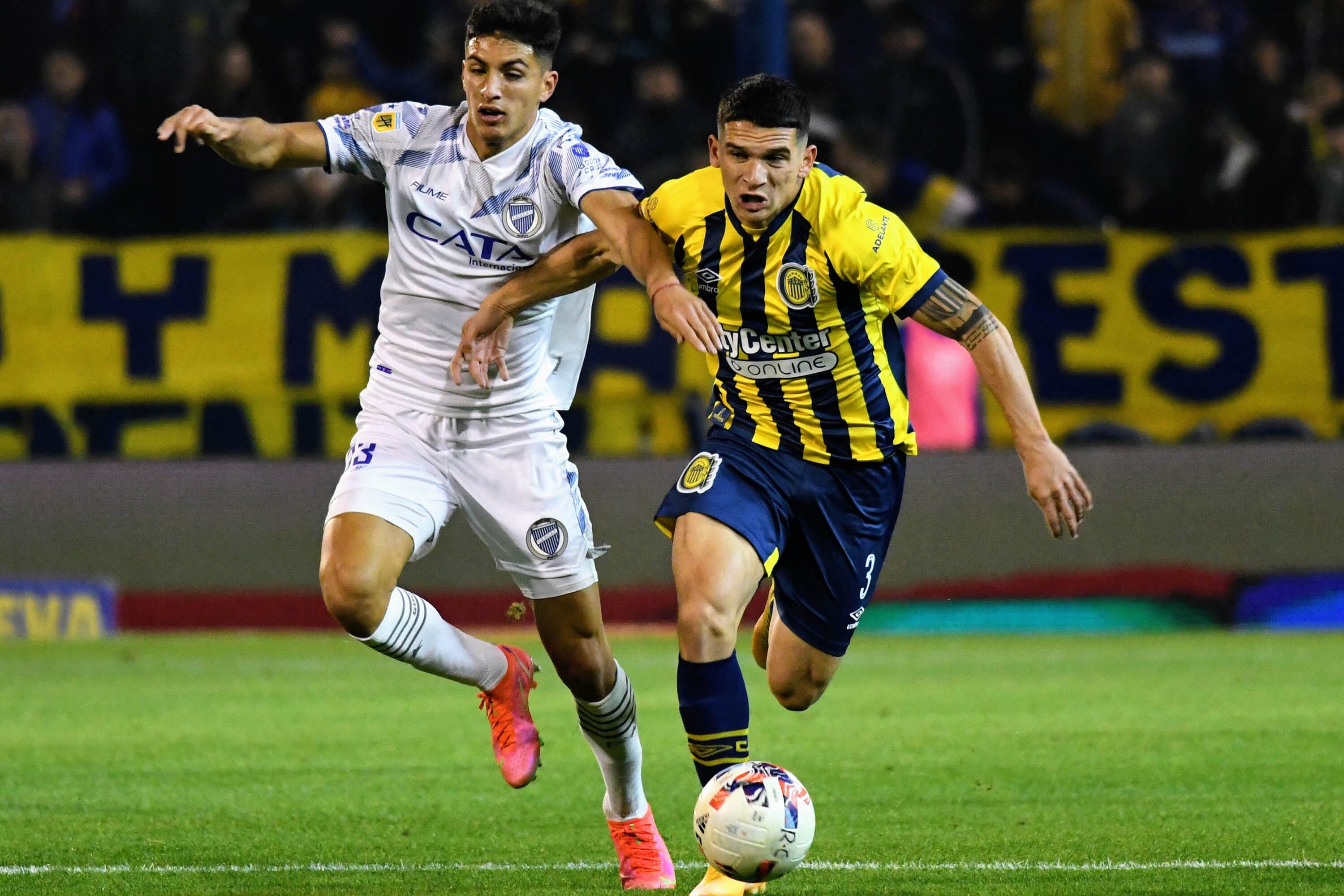 Bullaude y Blanco disputan el balón;  Central fue más que Godoy Cruz