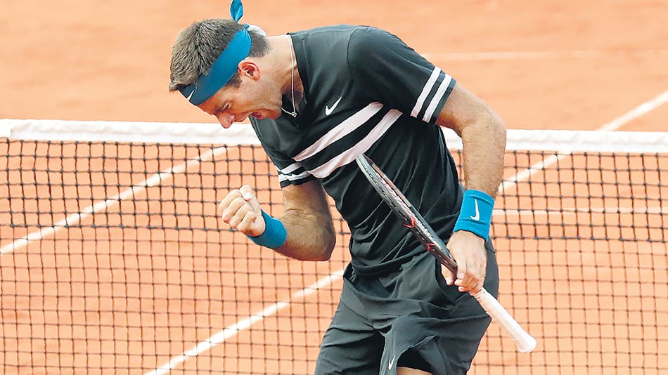Juan Martín Del Potro festeja en Roland Garros, adonde llegó con dudas por su desgarro.