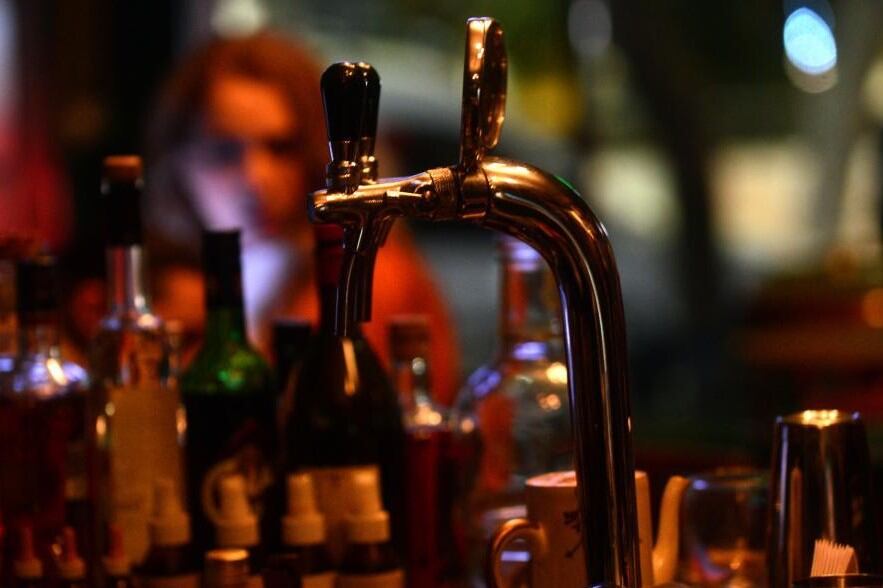 La venta de bebidas alcohólicas es una de las actividades prohibidas en la veda electoral.