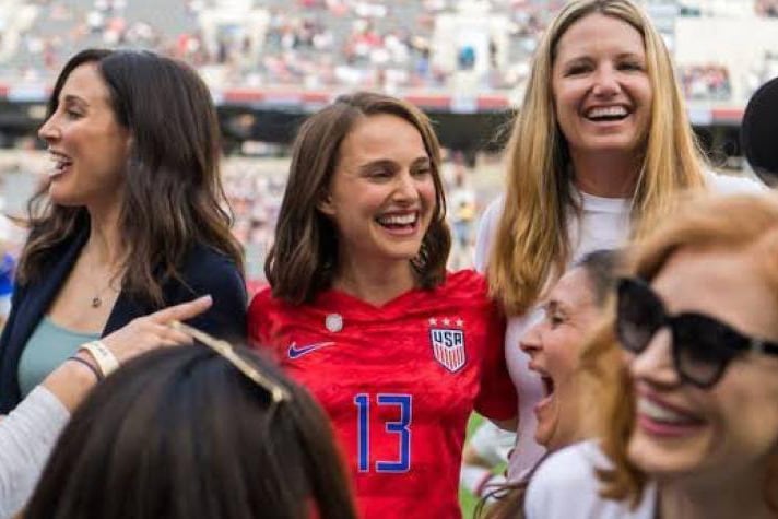 Natalie Portman, con la camiseta de Alex Morgan, celebrando el Mundial 2019