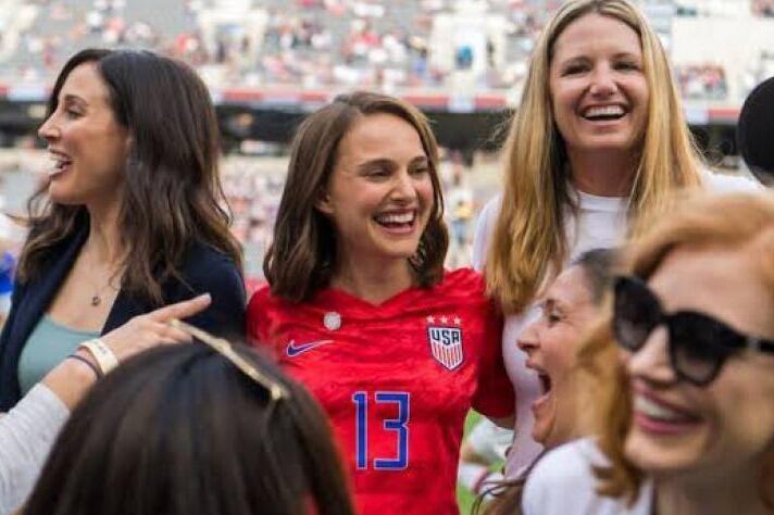 Natalie Portman, con la camiseta de Alex Morgan, celebrando el Mundial 2019