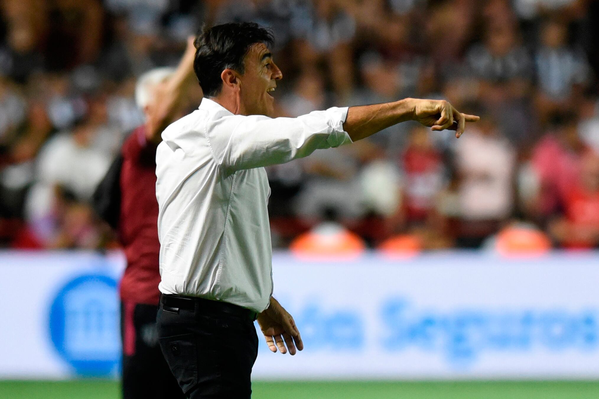 Gustavo Quinteros, da indicaciones en la final. Detrás, Omar De Felippe.