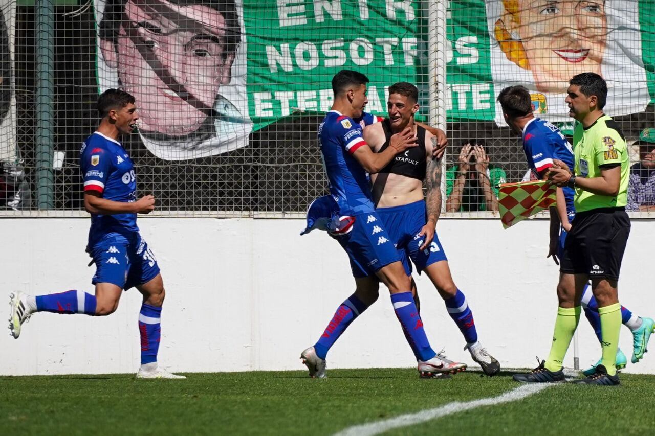 González celebra el primero de su doblete para el Tatengue