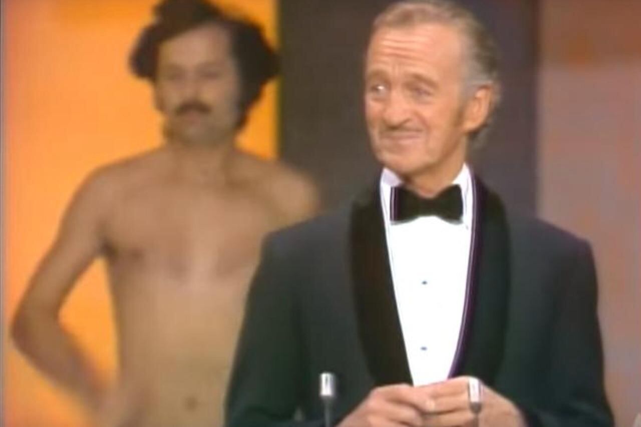 David Niven y un hombre a su espalda cuya presencia no estaba en los papeles.