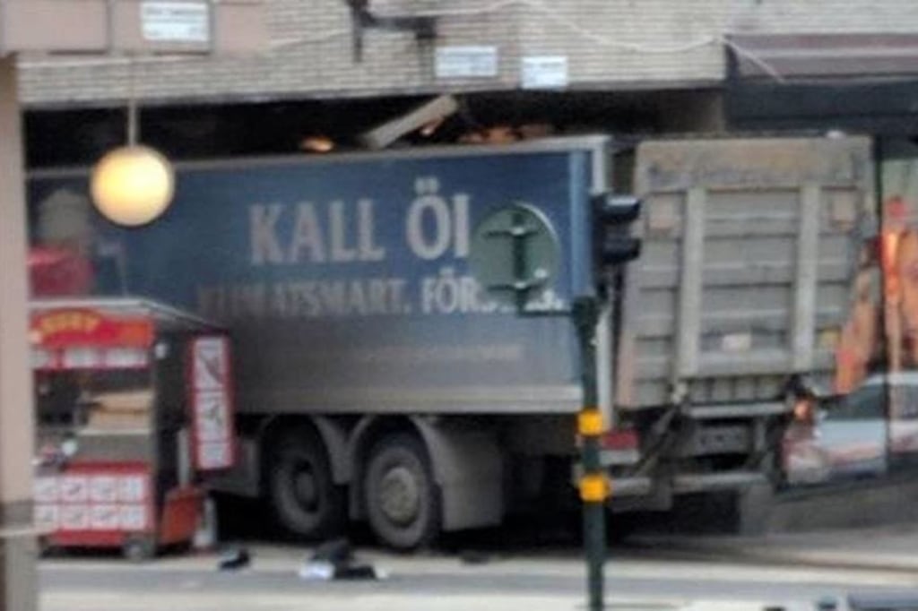 Tras atropellar a la gente, el camión chocó contra una tienda.