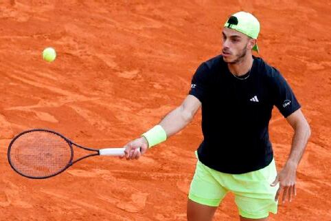 Daniil Medvedev festeja ante Juan Ma Cerúndolo