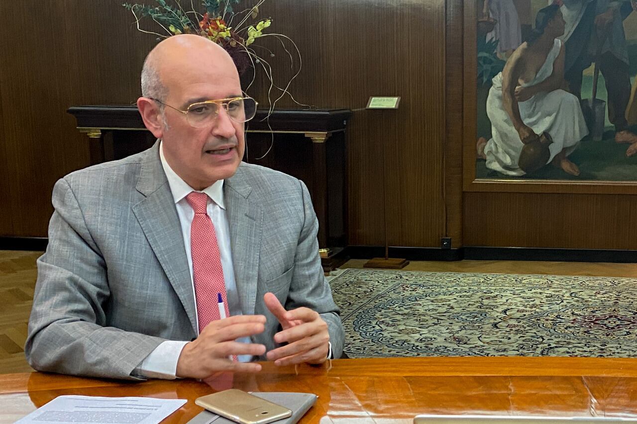 El secretario de Hacienda, Raúl Rigo.