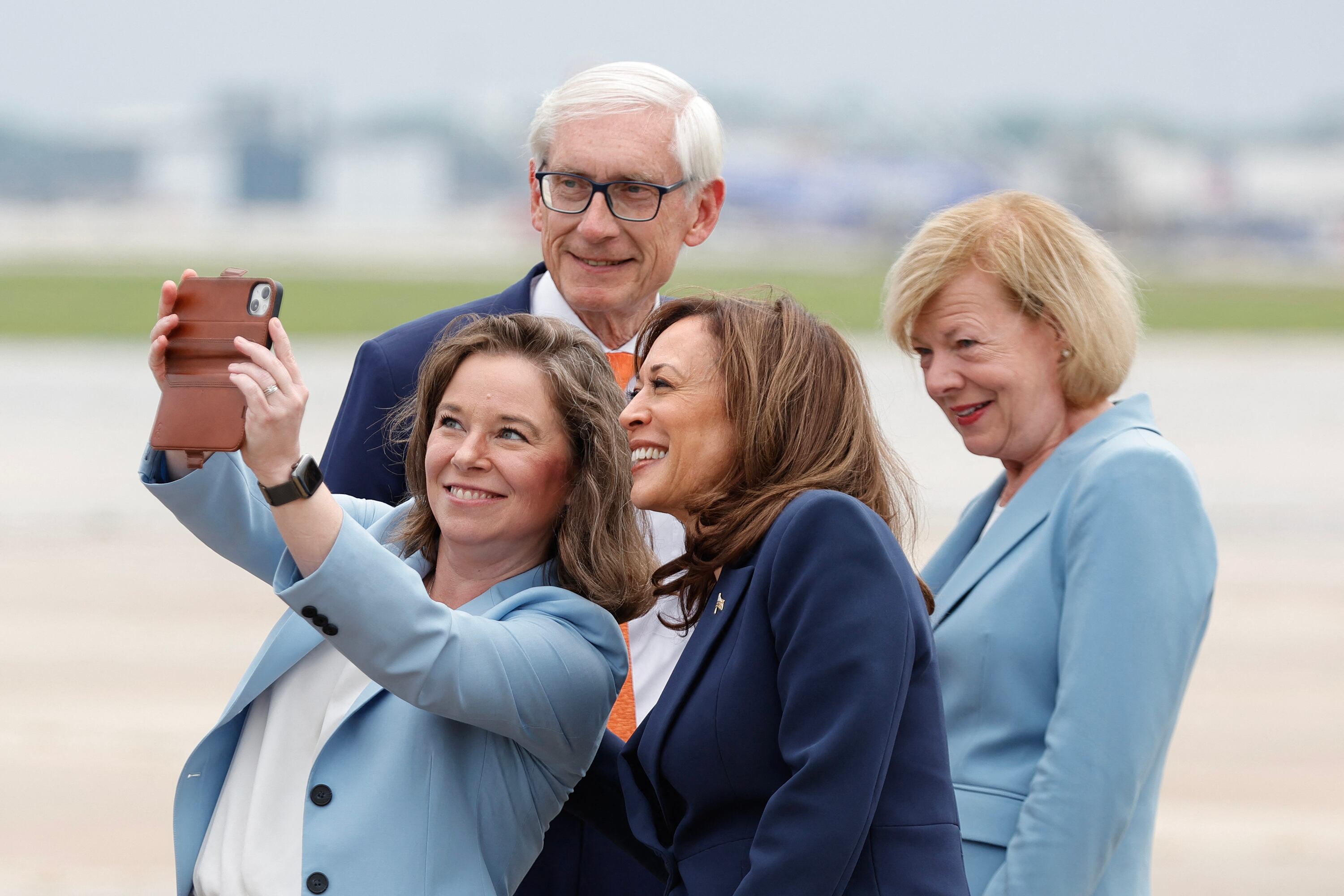 Ka  mala Harris (centro) se saca una sefie en el aeropuerto de Milwaukee, Wisconsin.