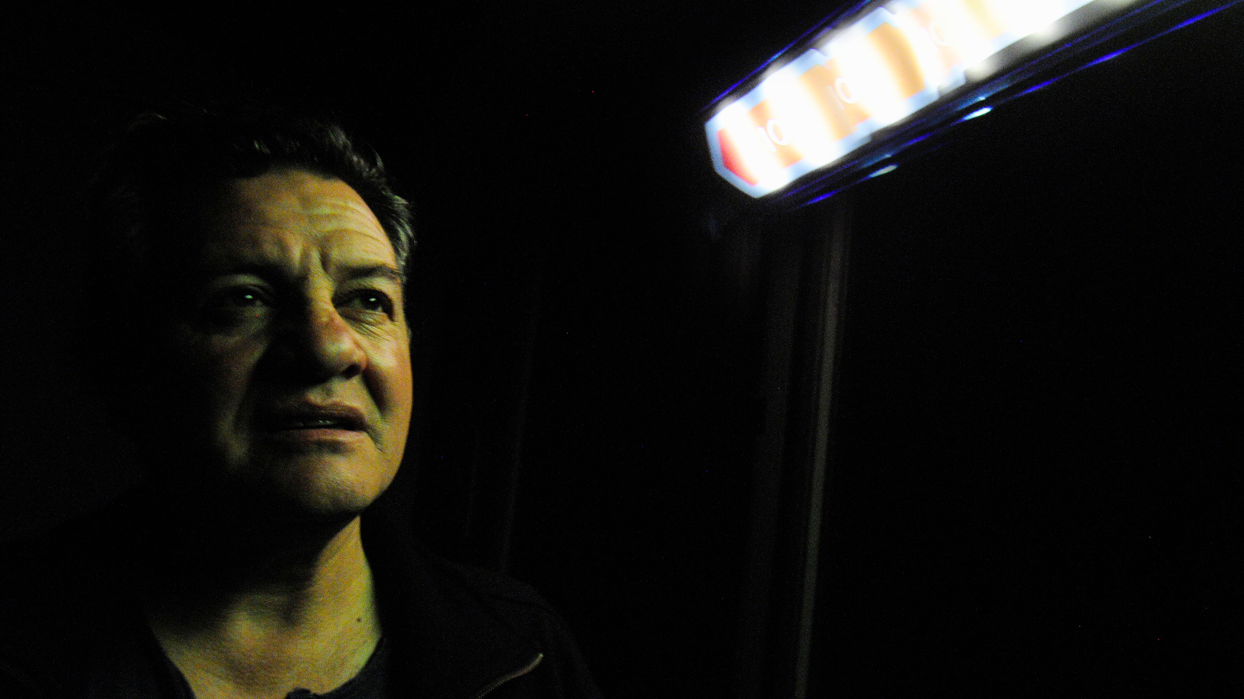 Carlos Suizer, bajo las luces en el recital solidario.