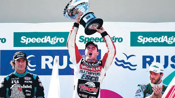 Mariano Werner levanta el trofeo en el podio. Con su victoria trepó al sexto lugar del campeonato.