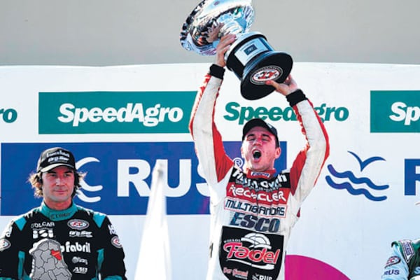 Mariano Werner levanta el trofeo en el podio. Con su victoria trepó al sexto lugar del campeonato.
