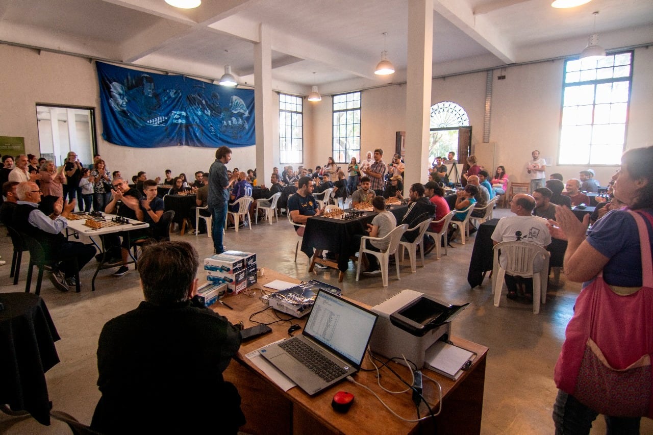 Los ajedrecistas escuchan a las palabras de los organizadores.