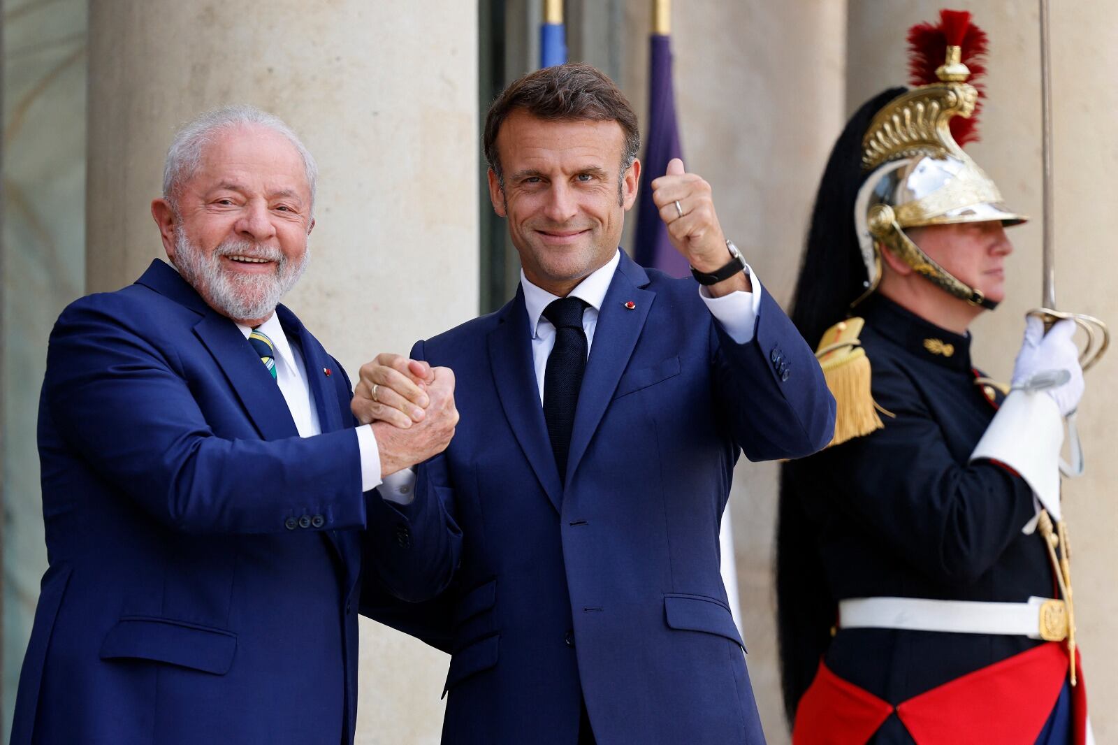 Lula y Macron se saludan en el Palacio del Elíseo.
