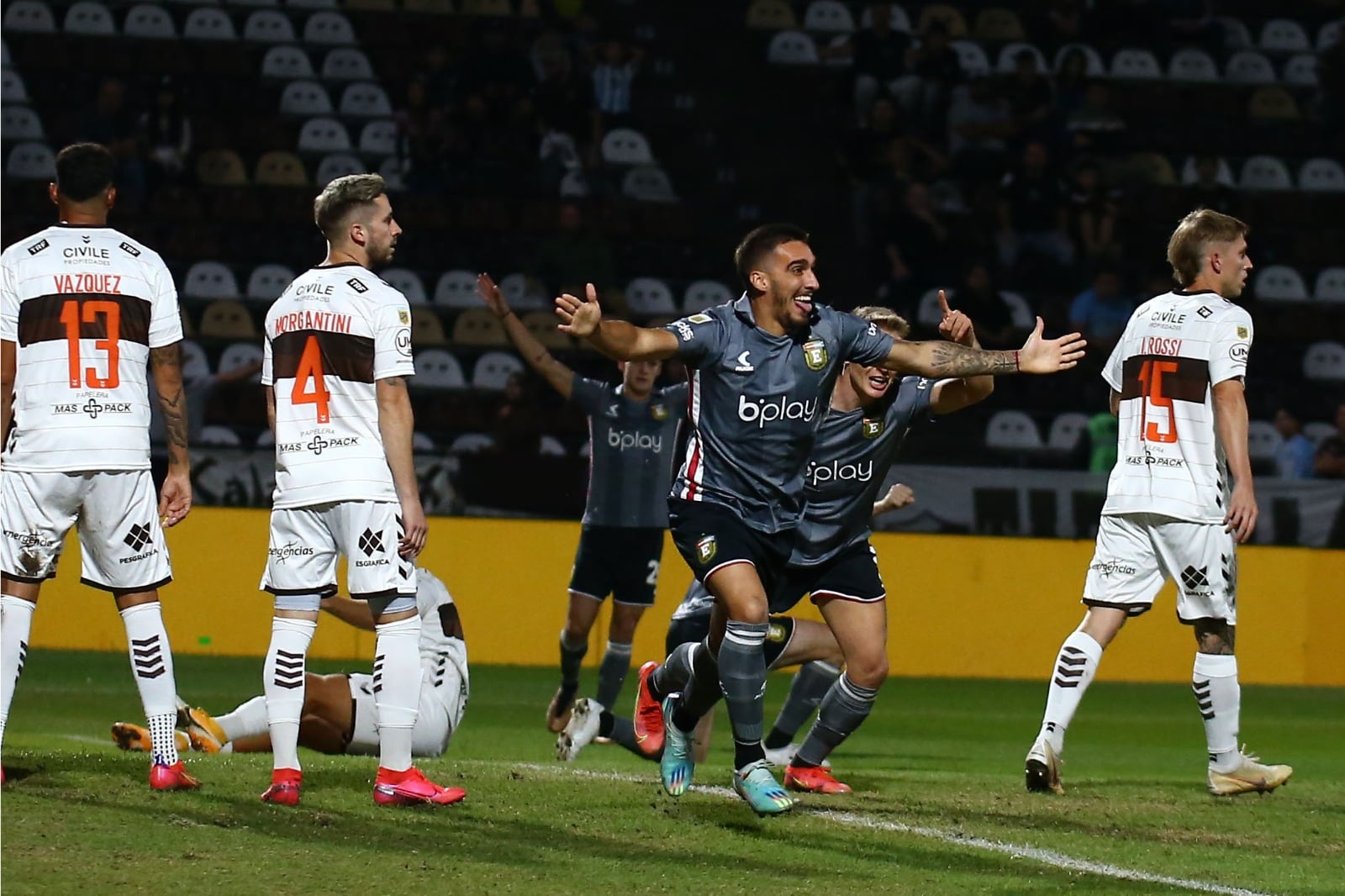 Méndez celebra el primero del Pincha, que dejó muy comprometido al Calamar