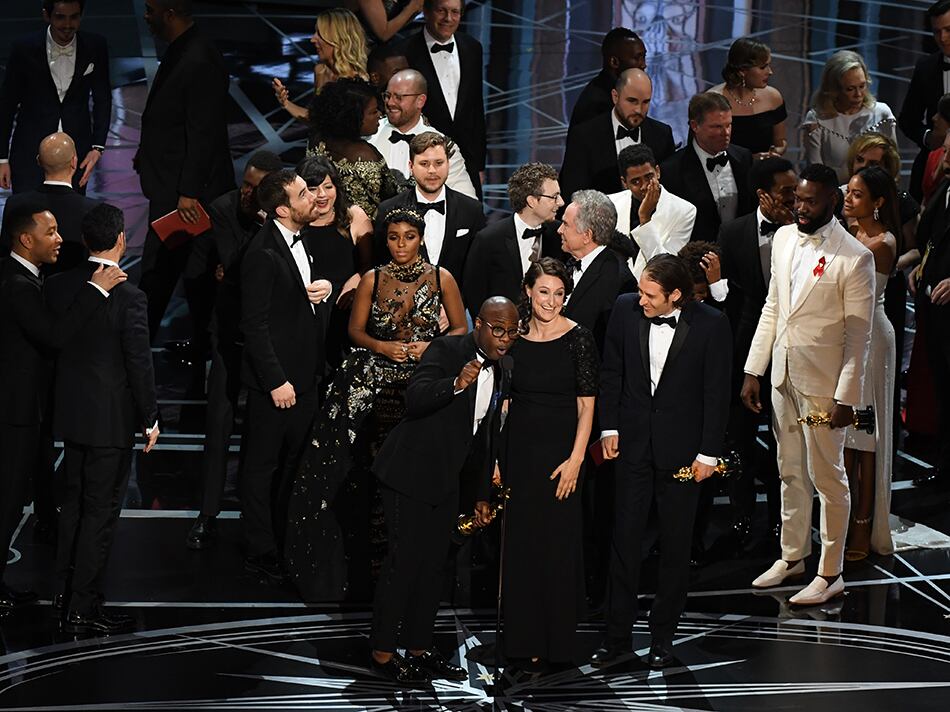 La confusión reina sobre el escenario en el momento culminante de la ceremonia del Oscar.