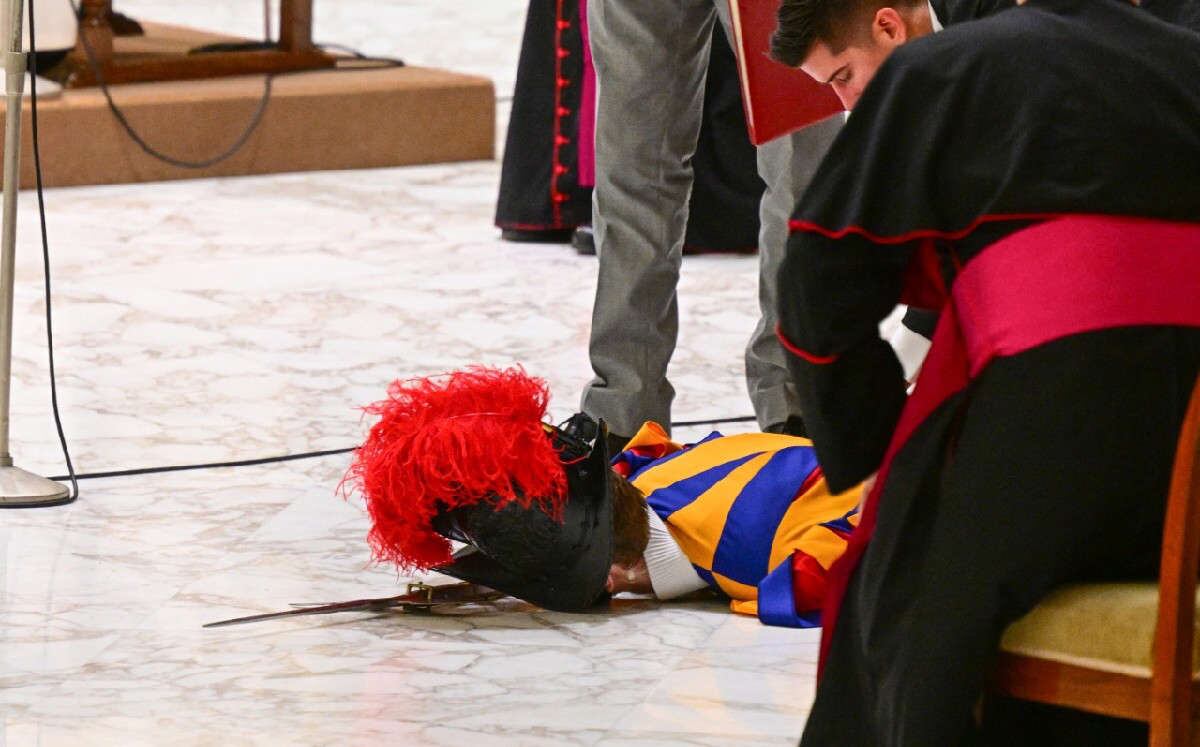Un portavoz del Vaticano explicó que el guardia "probablemente sufrió una baja de presión". Foto: AFP.