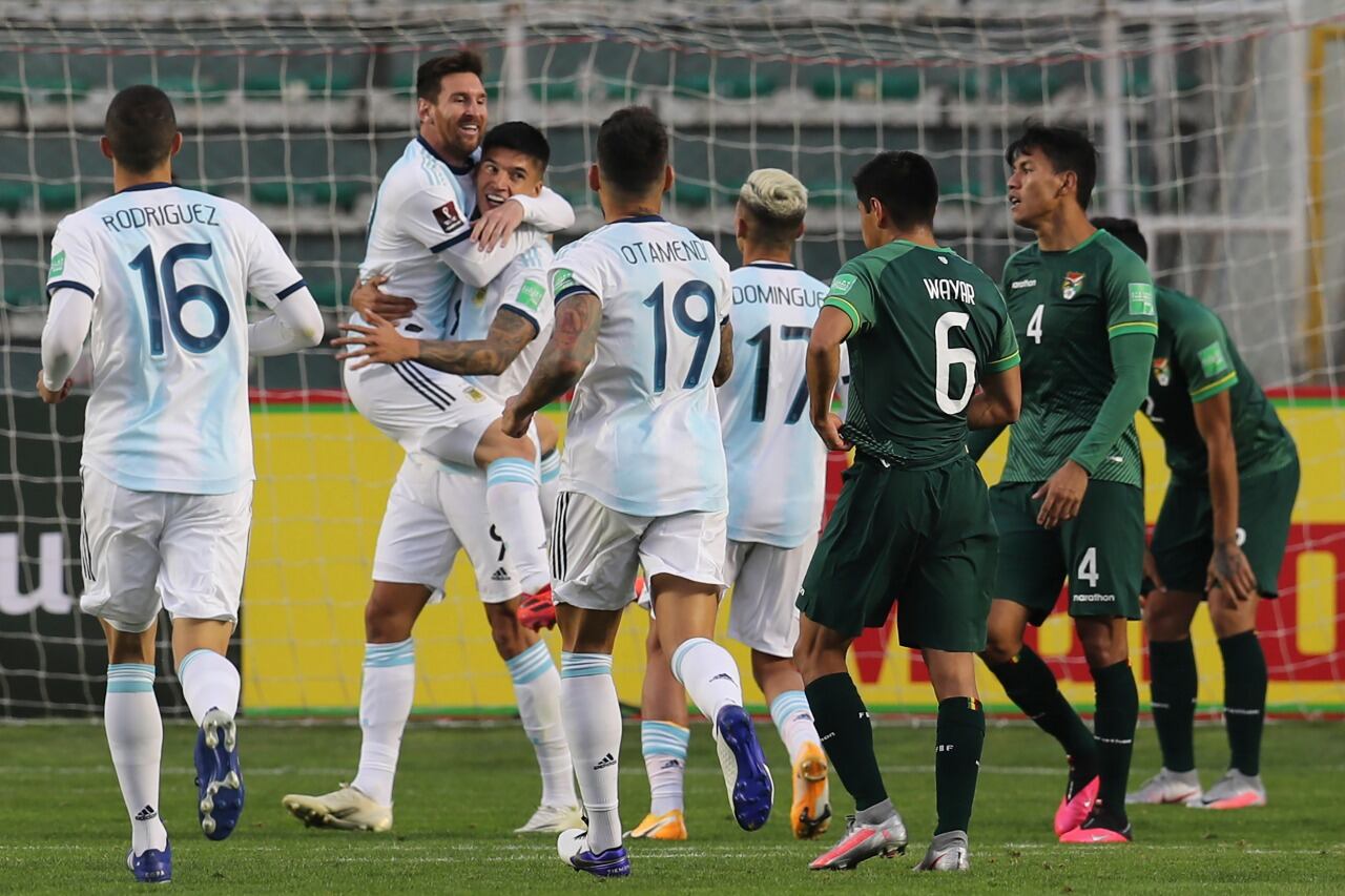 Correa, el autor del 2-1, con fuerzas suficientes como para hacerle "upa" a Messi.