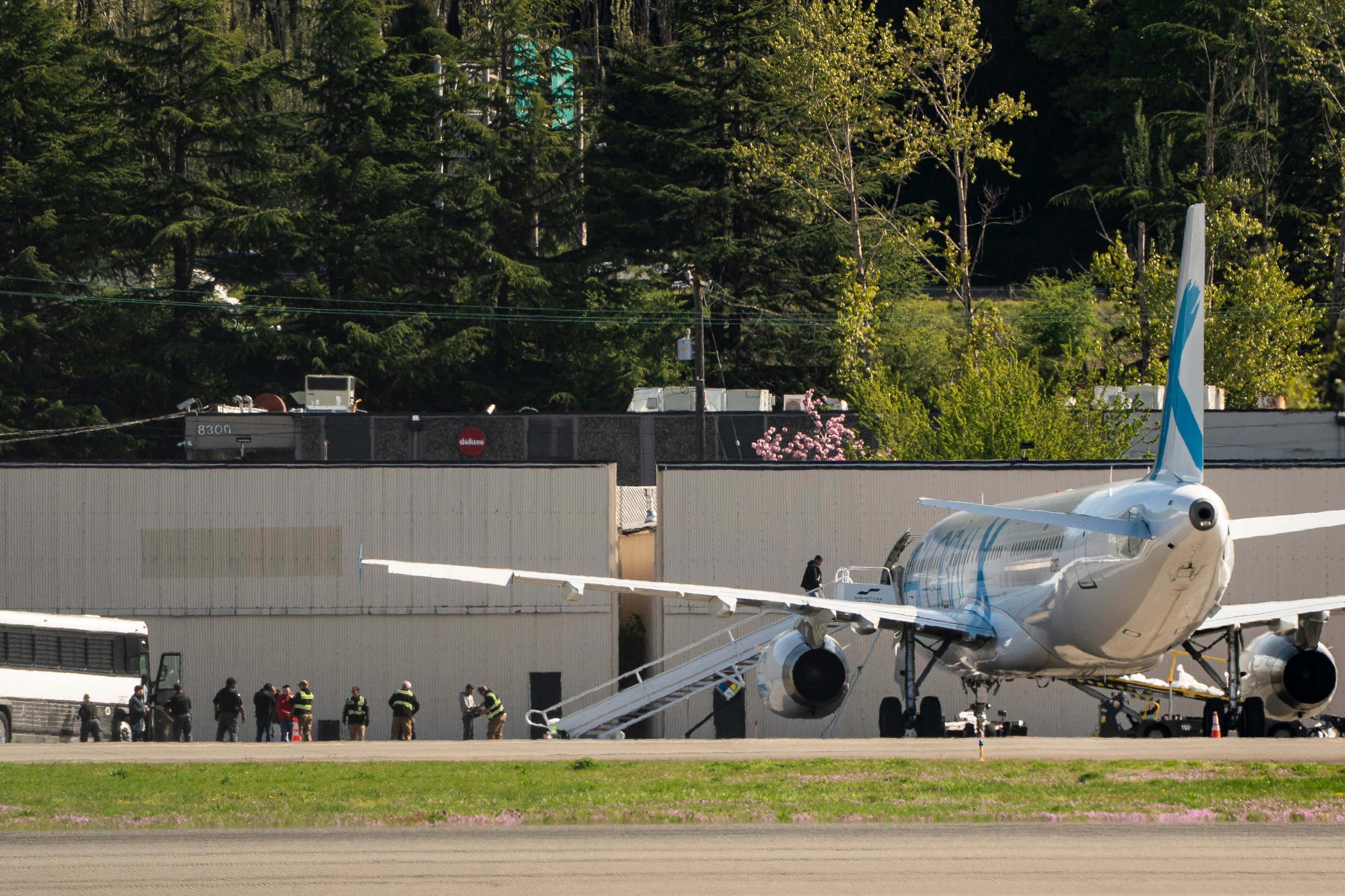 Inmigrantes a punto de ser deportados llegan en ómnibus al aeropuerto de Seattle.