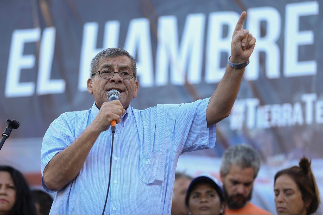 Juan Carlos Alderete en un acto por la situación en la toma de Guernica.