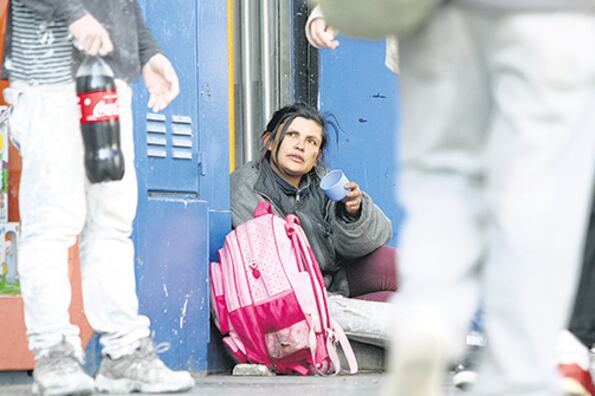 También empeoró la distribución por género: los hombres se apropiaron del 57,5 por ciento de los ingresos y las mujeres, del 42,5.