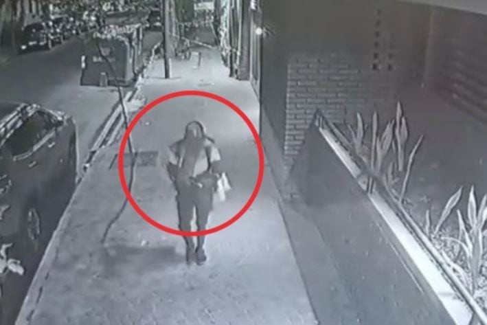 El sospechoso del crimen del ingeniero Mariano Barbieri, captado por cámaras de seguridad. Imagen Captura video