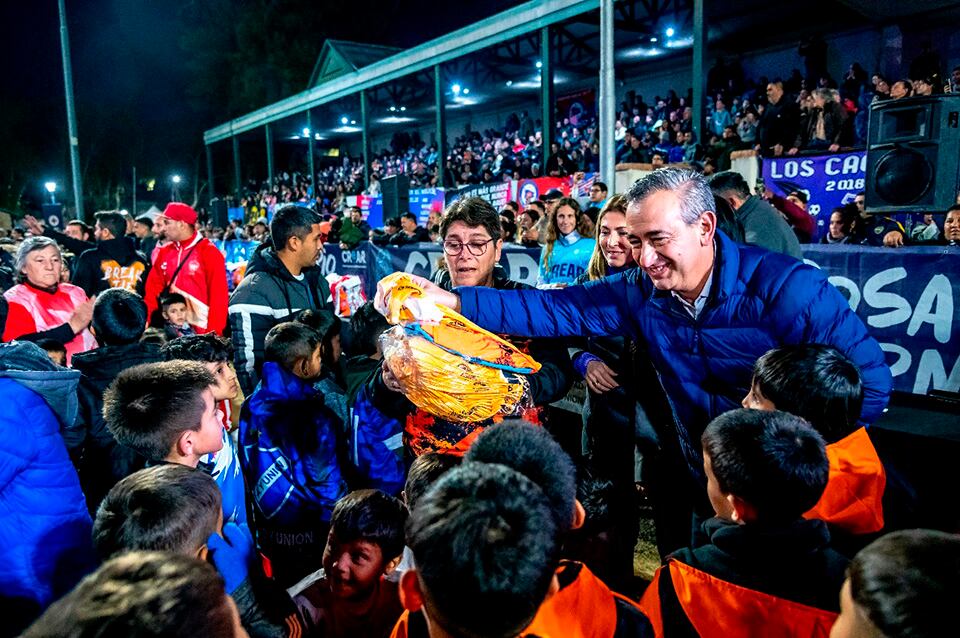 Javkin entregó 10 mil camisetas.