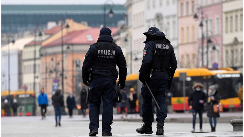 Miembros de la policía polaca recorren las calles de Varsovia.