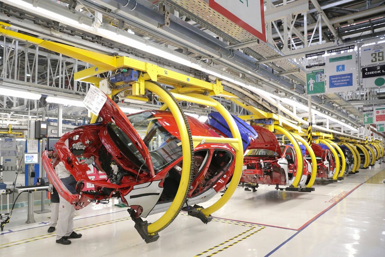 La producción retrocedió en octubre por el freno a las importaciones. 