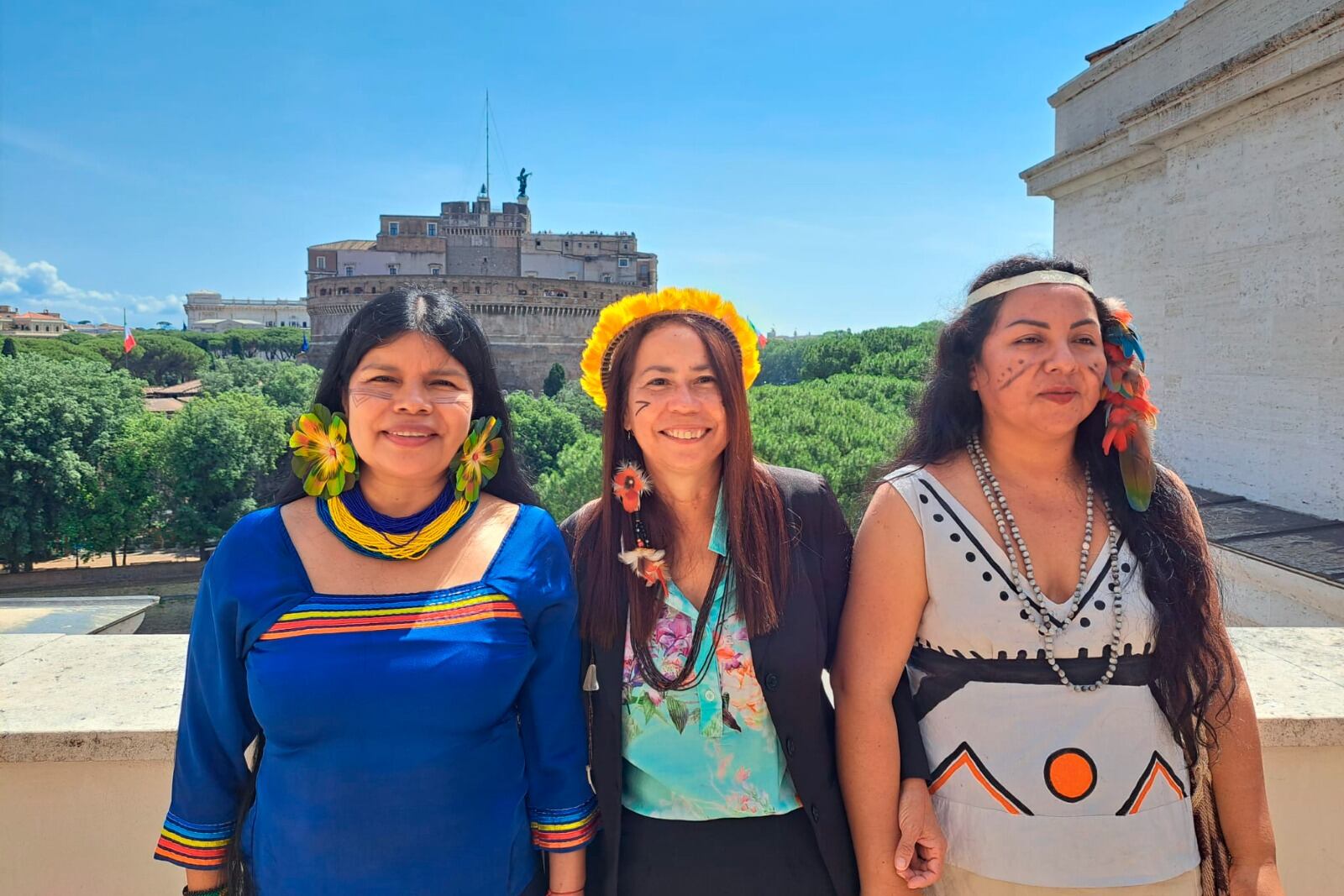 De iz. a der: Patricia Gualinga, Laura Vicuña y Yesica Patiachi. 