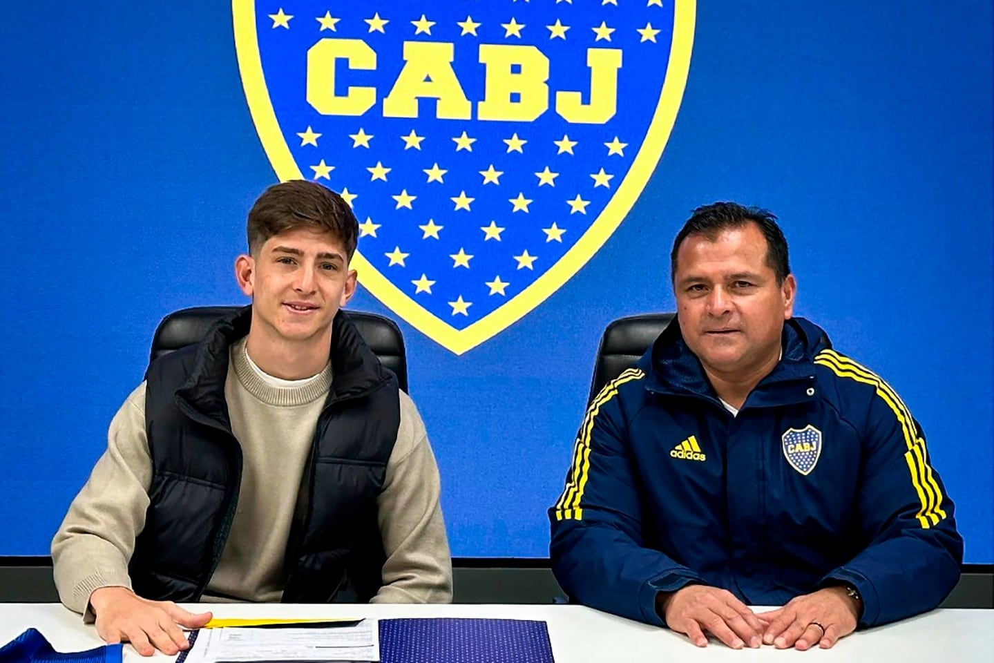 Belmonte y el Chelo Delgado posan para la foto. Luego llegó Riquelme.