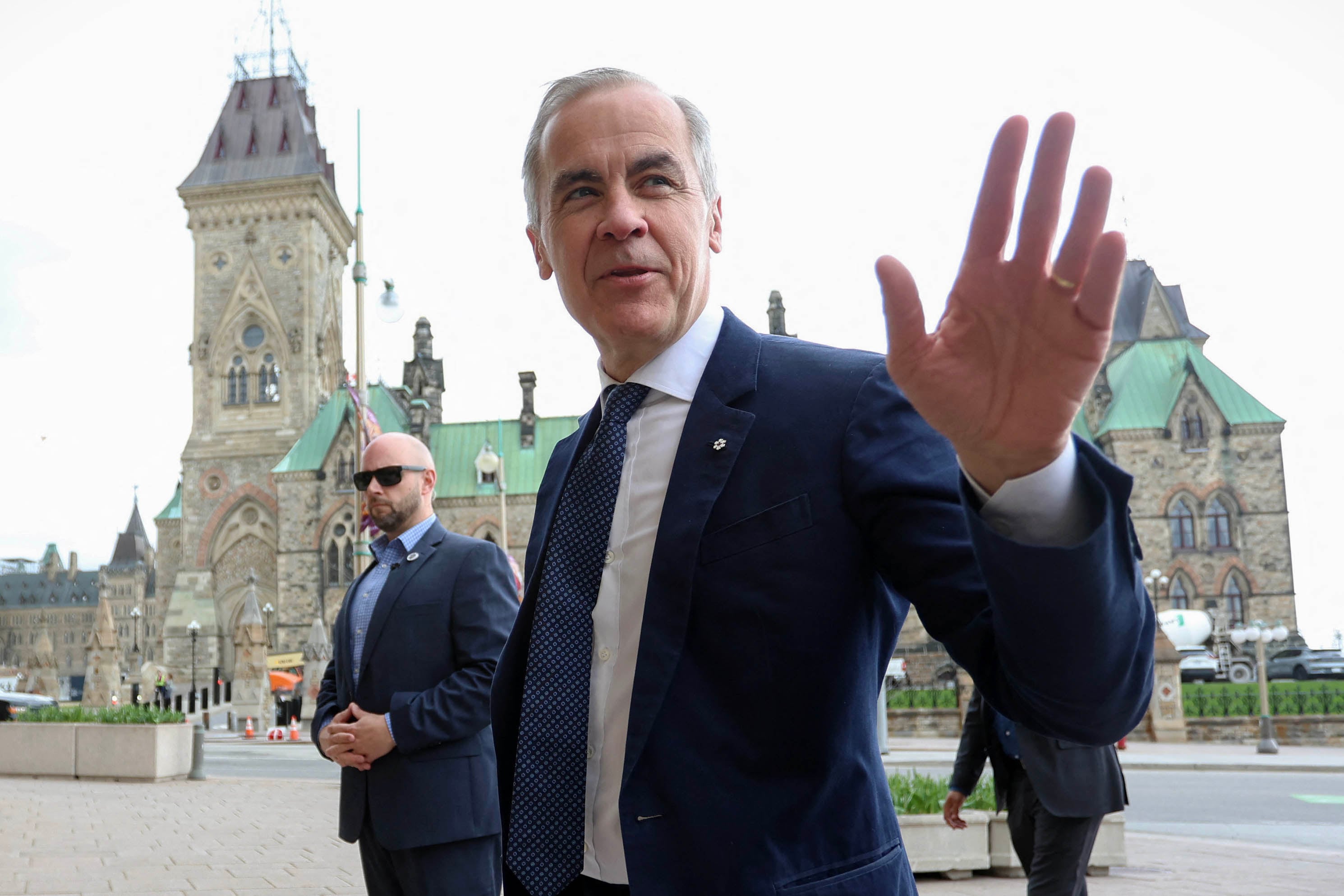 Mike Carney habla con periodistas en Ottawa.