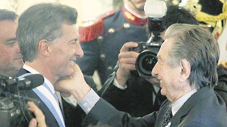 Franco Macri saluda a su hijo el día que asumió la presidencia.