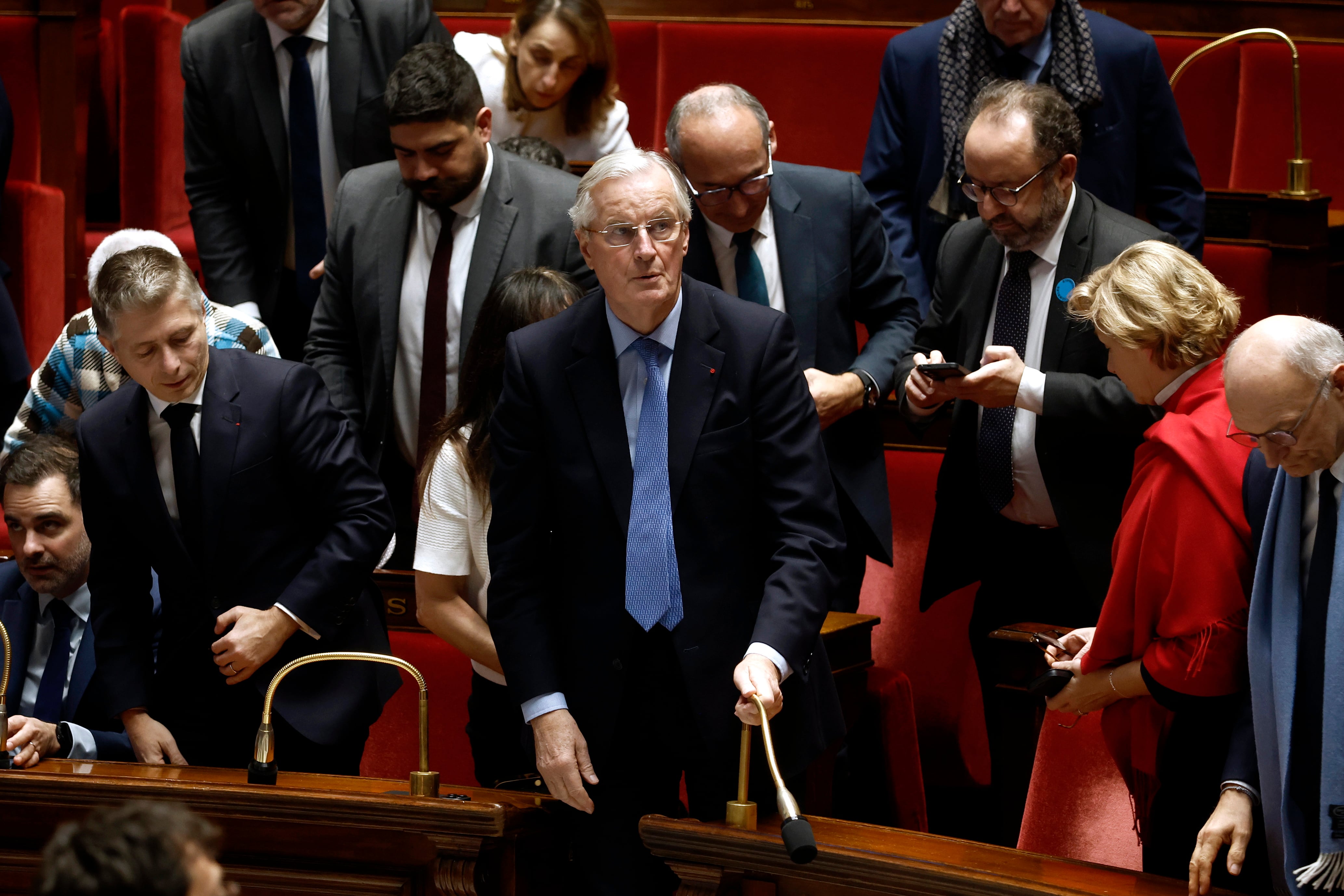 Barnier se prepara para abandonar el recinto de la Asamblea después de recibir el voto de censura.