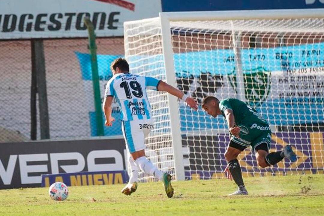 El ingresado Nicolás Arrigue comanda el ataque tucumano.