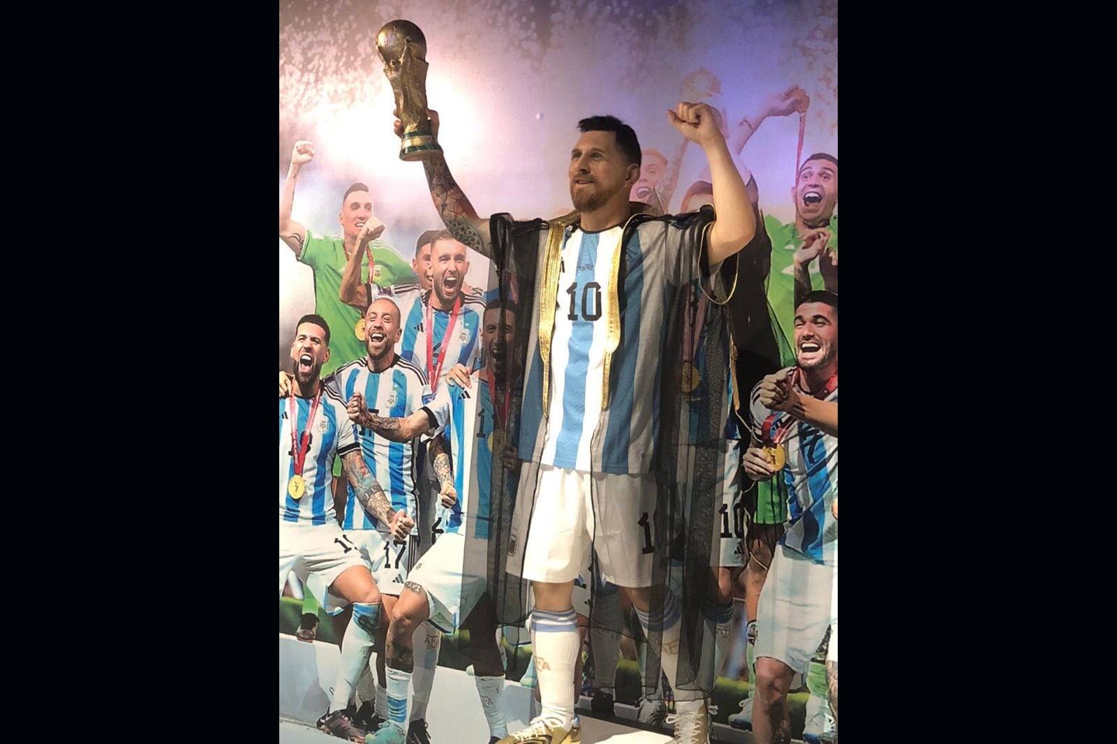 La estatua de Messi levantando la Copa en Qatar.