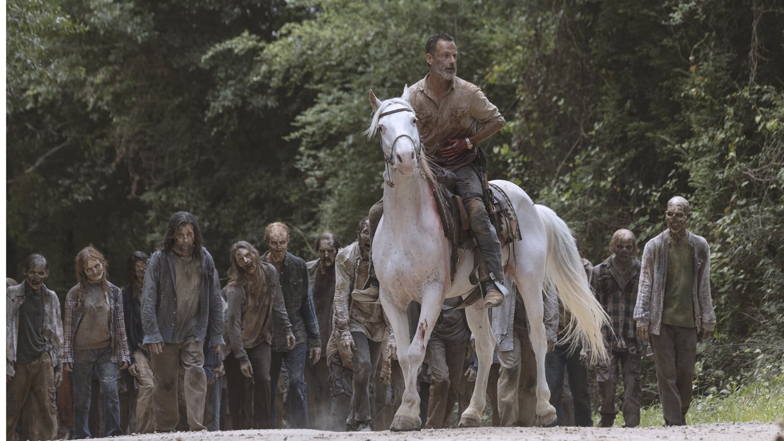 Herido y semiinconsciente, Rick (Andrew Lincoln) se cruza en sueños con viejos conocidos.