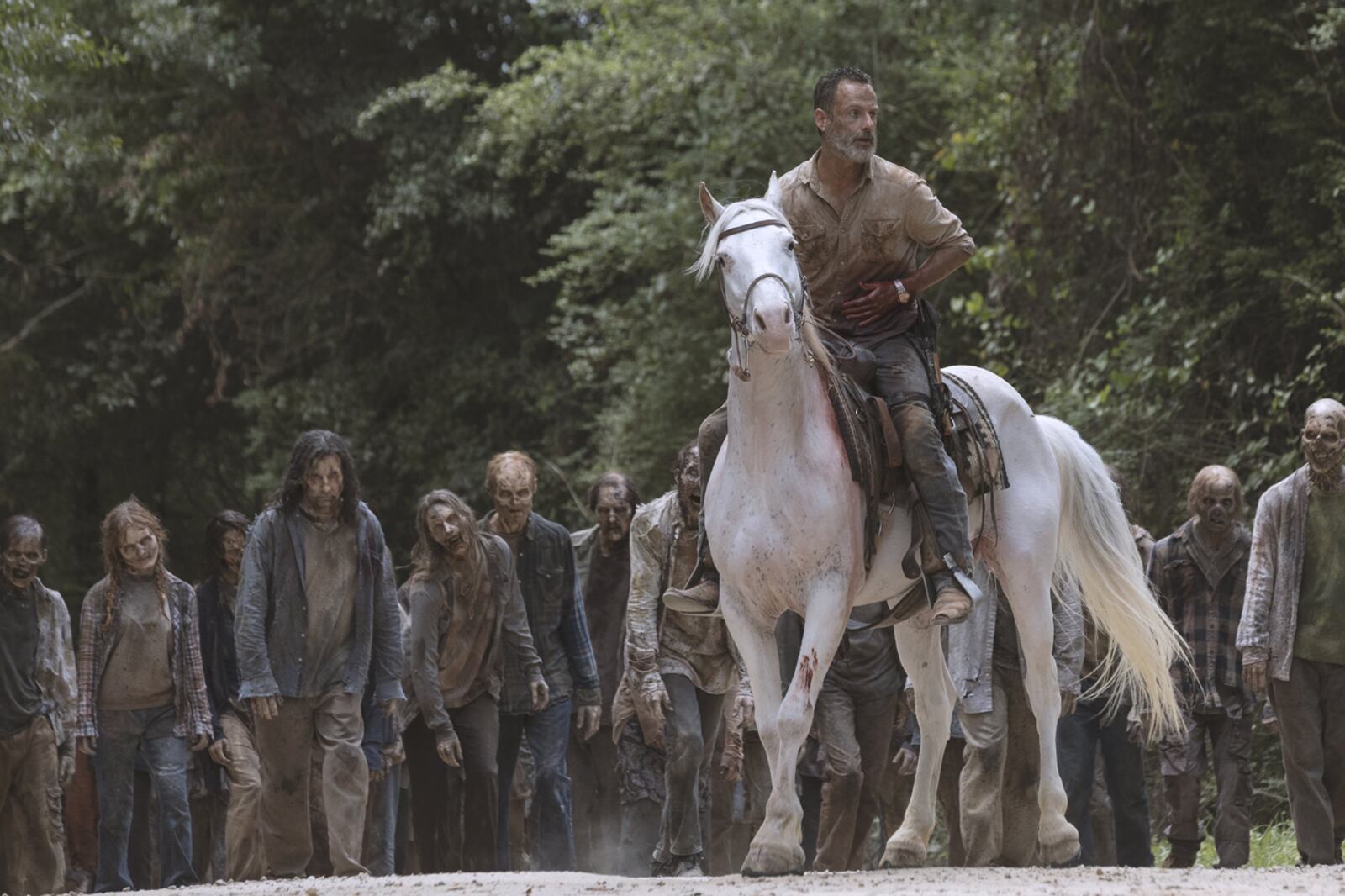 Herido y semiinconsciente, Rick (Andrew Lincoln) se cruza en sueños con viejos conocidos.