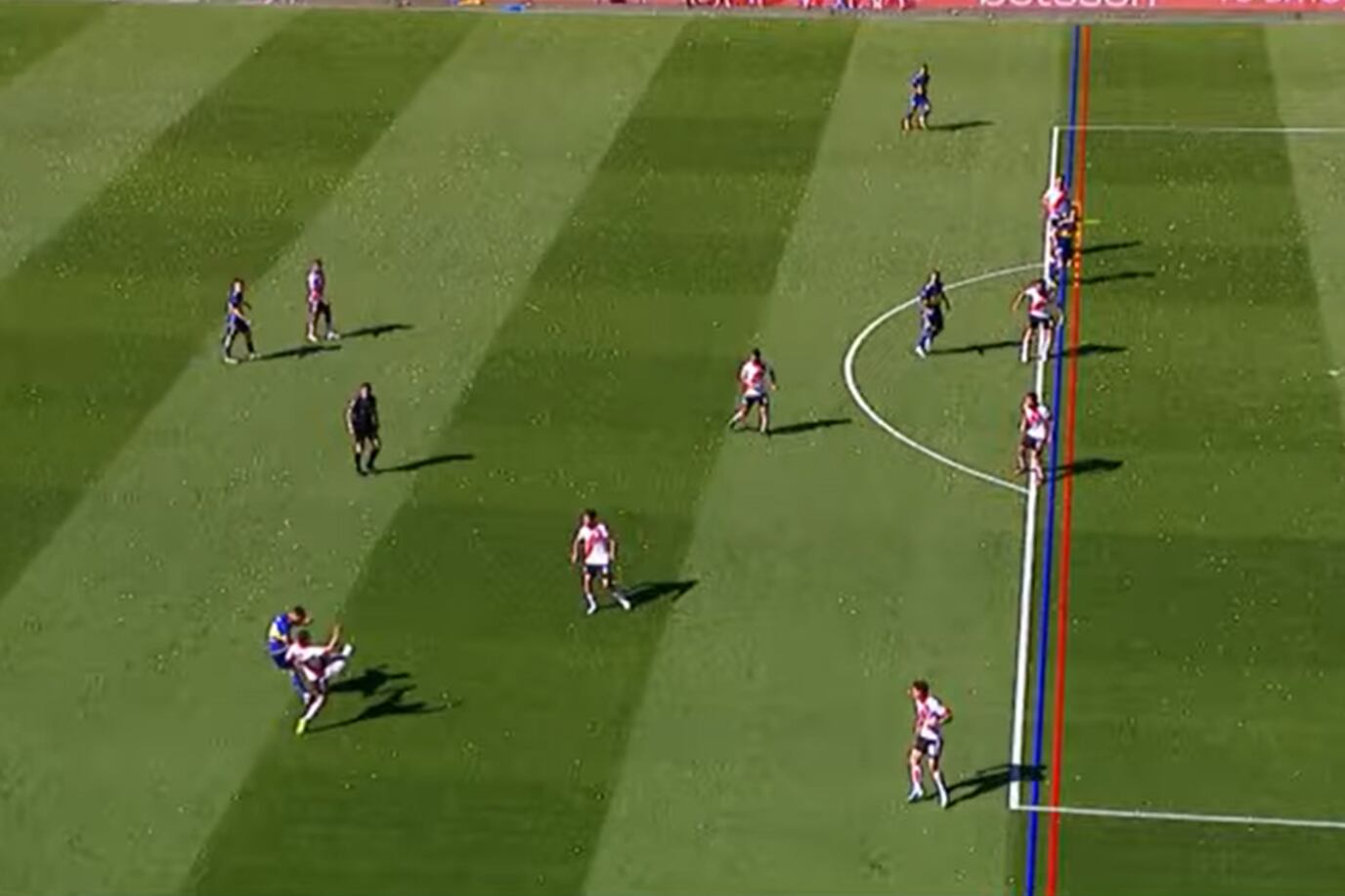 El milimétrico offside de Edinson Cavani por el que el VAR anuló el empate de Boca ante River. (Foto: captura de video)