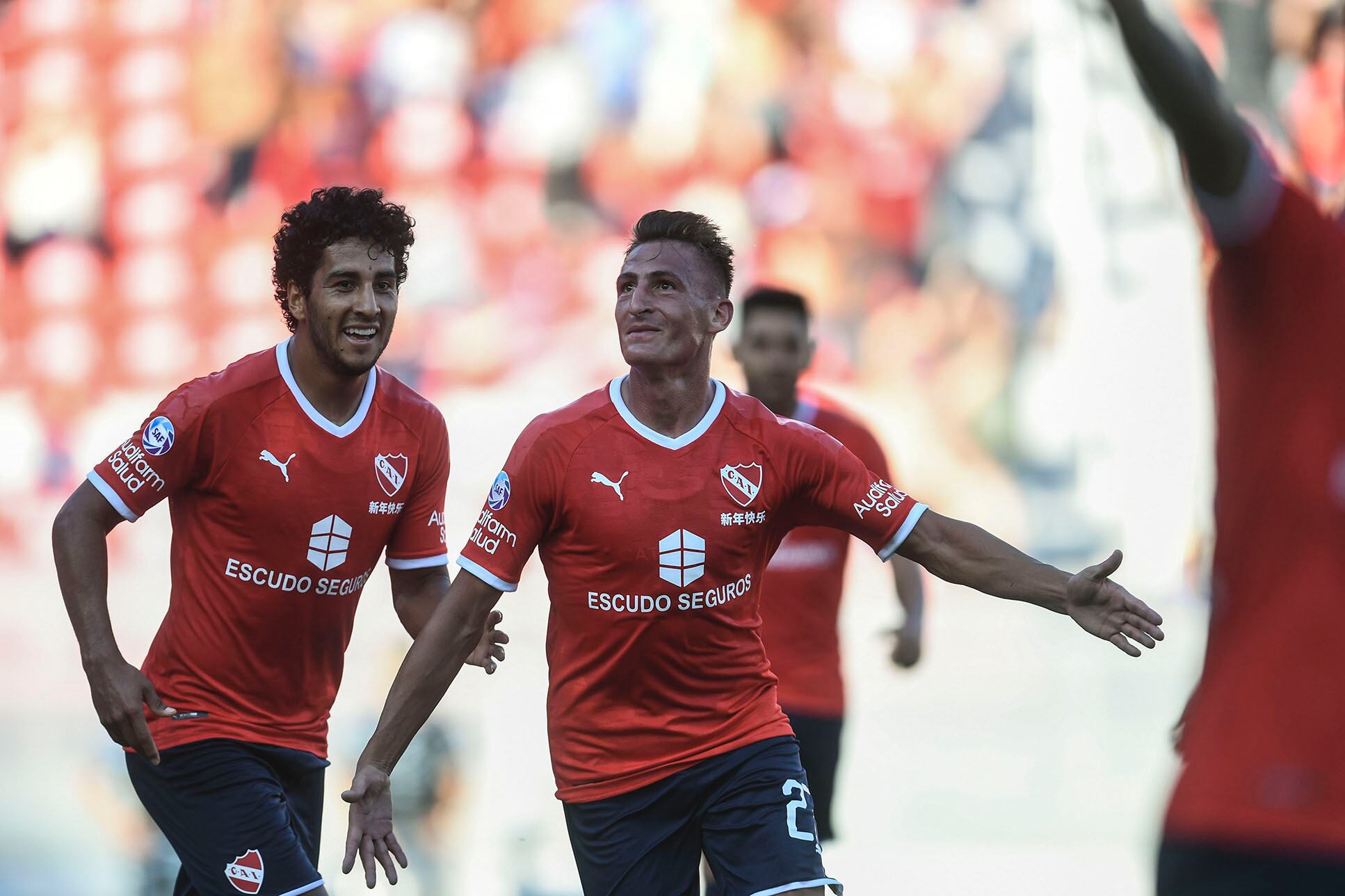 Braian Romero celebra el tercer gol de Independiente, que brilló en todas sus líneas.