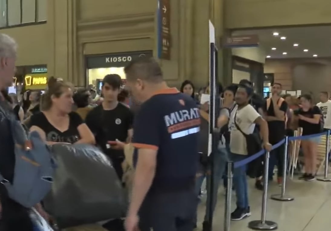 Filas y demoras en la venta de pasajes de trenes de larga distancia hacia la Costa este verano 2024. (Foto: captura de TV)