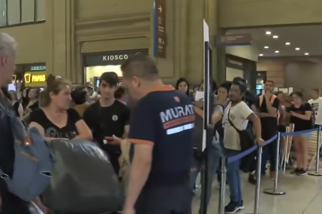 Filas y demoras en la venta de pasajes de trenes de larga distancia hacia la Costa este verano 2024. (Foto: captura de TV)