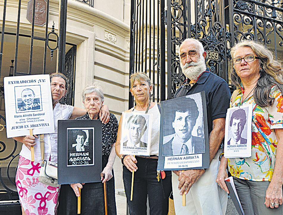 Familiares de Hernán Abriata, en un reclamo realizado en 2016 ante la Embajada de Francia.