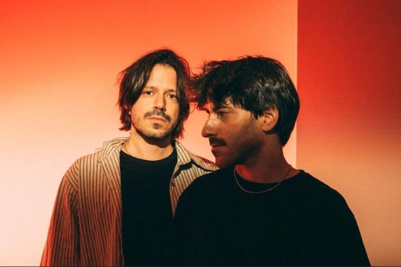 El dúo se enmarca en la fértil escena que desde hace más de una década viene revisitando el folklore español.