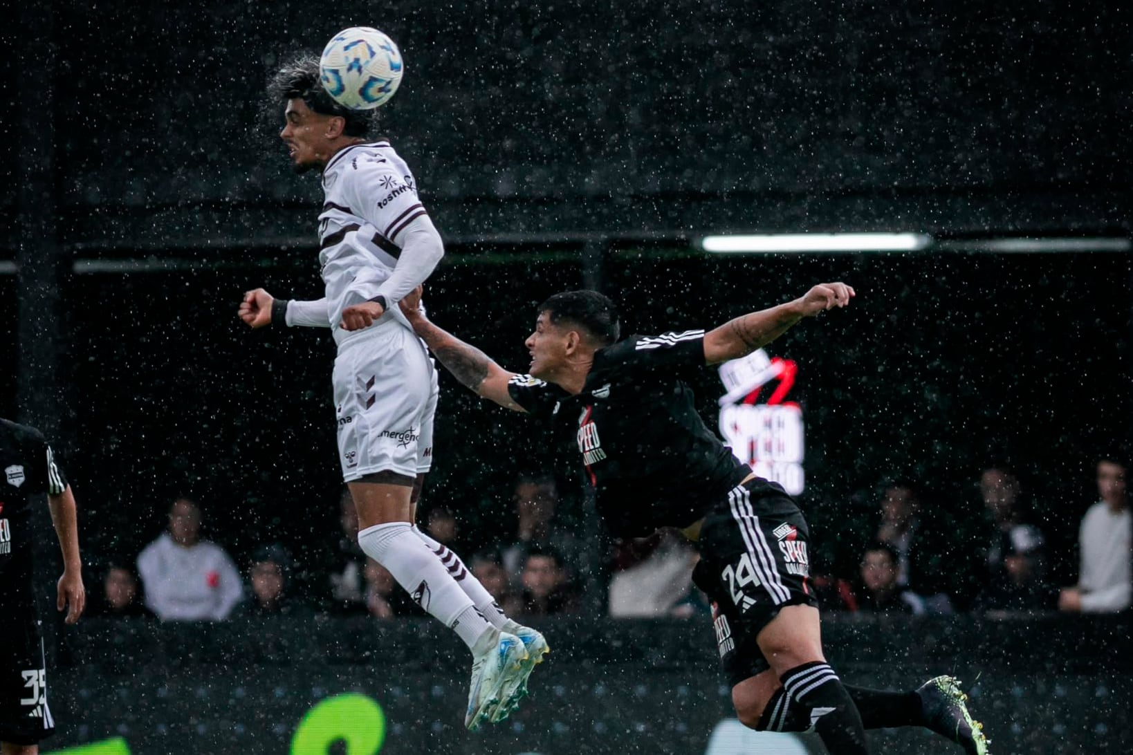 Duelo aéreo bajo la lluvia en el Bajo Flores.