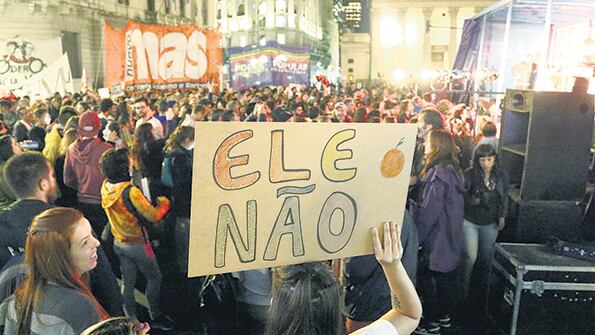 Una multitud marchó hacia Plaza de Mayo para repudiar la visita de Jair Bolsonaro.